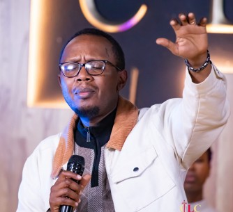 Willy Uwizeye yisunze Vessels of Praise bamamaza ubudahangarwa bw’Imana mu ndirimbo nshya - VIDEO