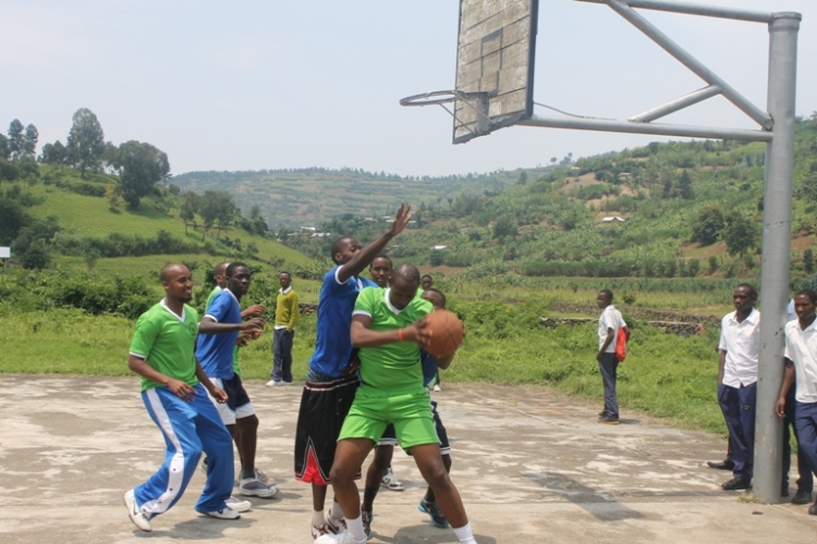 Aba banyeshuli banakinnye umukino wa Basketball.